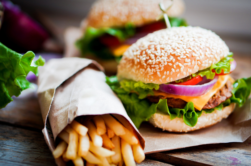 ¿Cómo puedo ahorrar dinero en comida para llevar?